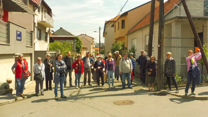 Sudionici JW šetnje “Viđenje grada kroz prizmu Fedorovih ‘urbanih fenomena’” na Trešnjevci [JP 2019.]