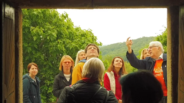 Sudionici JW šetnje “Šetnja središtem naselja Donji Vugrovec” uz kapelu Sv. Mihaela [GP 2019.]