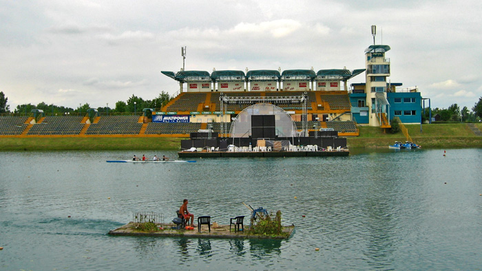 Ciljna ravnina veslačke staze jezera Jarun s tribinom i privremenom plutajućom pozornicom [GP 2004.]