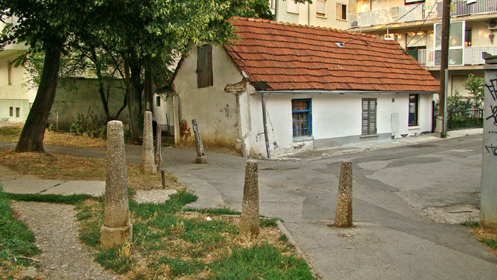 Klasični armirano-betonski stupići na kraju Melengradske ulice [GP 2013.]