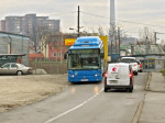 Cestovni prijelaz preko nasipa bivše pruge u Tomislavovoj ulici kao "hupser" za vozače [VR 2013.]