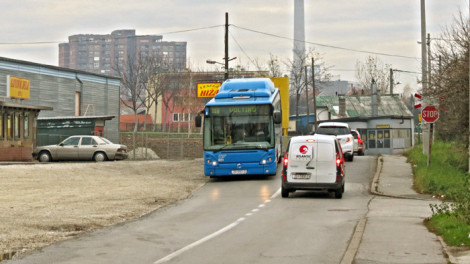 Cestovni prijelaz preko nasipa bivše pruge u Tomislavovoj ulici kao "hupser" za vozače [VR 2013.]