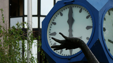 Javni sat na Trgu Krešimira Ćosića sa skulpturom "Košarkaša" [GP 2009.]
