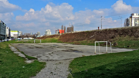 Neizgrađeni koridor planirane "produljene Šarengradske" uz željeznički nasip u zoni Knežije [GP 2014.]