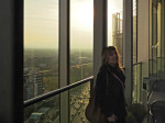 Sudionica razgledavanja na posljednjem katu zgrade Sky Office-a [GP 2015.]