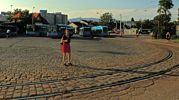 Okretište tramvaja i autobusni terminal Savski most "popločen" granitnim kockama [GP 2015.]