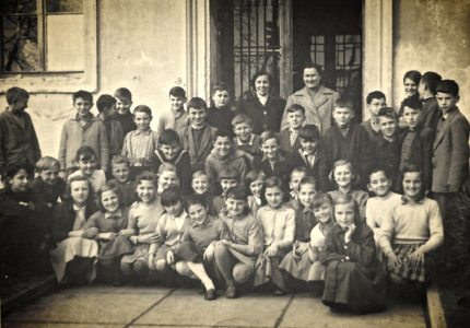 Zajednička fotografija razreda Osnovne škole "Braća Ribar" krajem 1950-ih [AB]