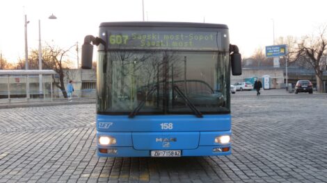 Autobus linije 607 na okretištu Savski most u siječnju 2020.. [VR 2020.]