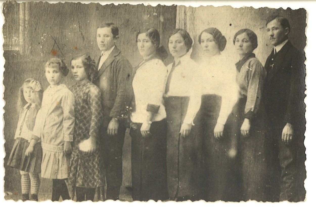 Obitelj Milenković, s lijeva nadesno: teta Vuka (umrla sa 18 god.), teta Rada, Lepa (Zoričina mama), ujak Mile (umro sa 15 god), teta Kosa, teta Lagorka, teta Ljuba, teta Milica, ujak Sava. Snimljeno oko 1918. [ZA 2022.]