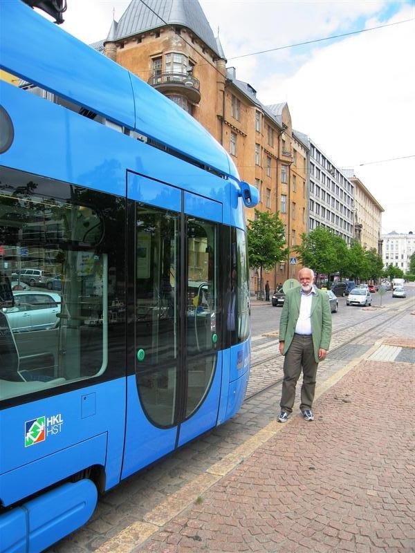 Zdenko sa zagrebačkim tramvajem koji je nekoliko mjeseci prometovao u Helsinkiju i kojeg je nakratko provezao po njihovoj Remizi. Snimljeno 2009. [ZR 2021.]