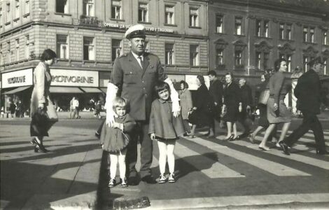 Milicajac Meho na pješačkom prijelazu kod Splavnice na tadašnjem trgu Republike. Snimljeno ranih 70-ih godina 20. stoljeća. [FB-ZG 2022.]
