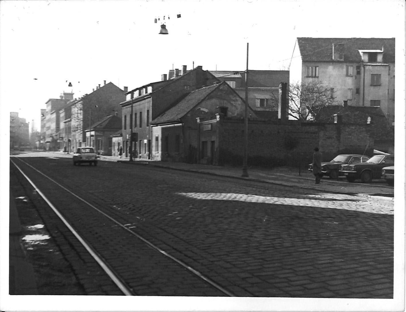Tratinska ulica kod raskršća sa Badalićevom (pogled prema Trešnjevačkom placu) [ŽB 1975.]