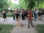 Studentica Helena Nemeš izložila je svoj participativni rad pod naslovom "Kap po kap" u parku u Zorkovačkoj ulici. [VR 2022]