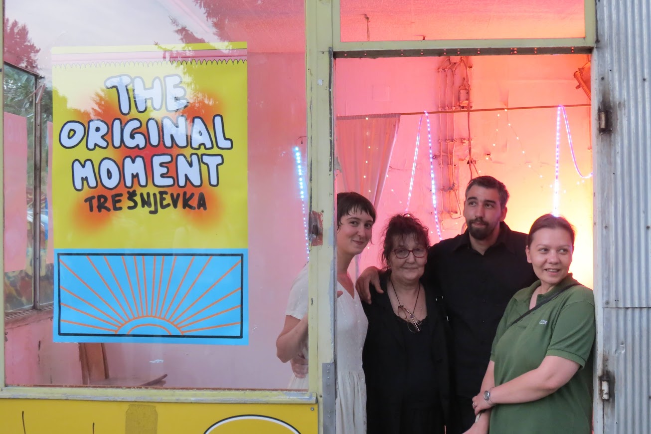 Studentica Franjka Prša (lijevo) sa članovima obitelji Pavlišek u čiju je bivšu trgovinu (kiosk) smjestila svoju instalaciju "The original moment" [VR 2022]