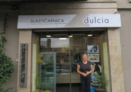 Slastičarnica "Dulcia" također je sudjelovala u izložbi starih fotografija Trešnjevke u izlozima Ozaljske ulice. [VR 2022.]