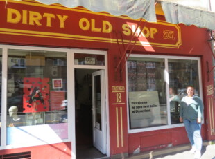 Trgovina "Dirty old shop" u Tratinskoj ulici je također učestvovala u izložbi radova Stanislava Habjana. [VR 2022.]