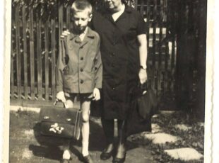 Pred odlazak u školu, u dvorištu kuće u Novoj cesti, snimljeno oko 1967, sa bakom Mary Andrilović. [ZP 2022.]