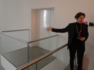 Neobičan "unutarnji balkon" otvoren prema izložbenom prostoru na drugom katu muzeja. [VR 2022.]