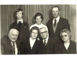 Drugo vjenčanje djeda Gjure Andrilovića, Zoran (gore lijevo) s mladencima i kumovima, snimljeno oko 1973. [ZP 2022.]