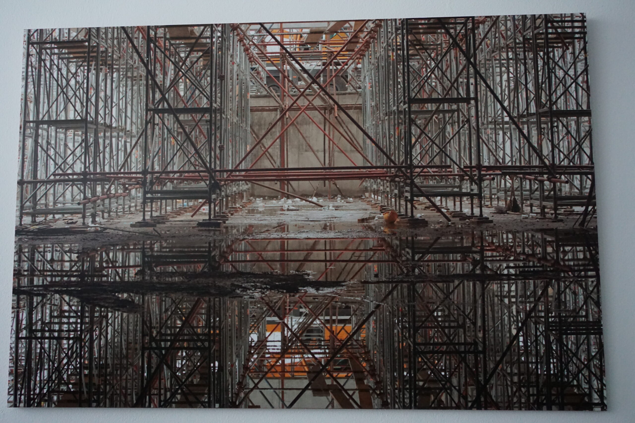 Fotografija gradnje muzeja izložena u jednom od hodnika muzeja. [DF 2022.]