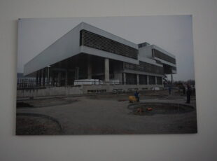 Fotografija zgrade muzeja pred dovršenjem izložena u jednom od hodnika muzeja, Autor: Jasenko Rasol. [DF 2022.]