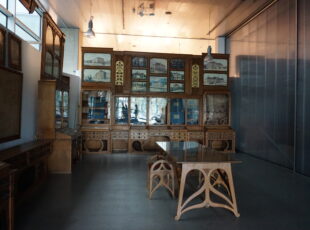 Dio zbirke Hrvatsdskog školskog muzeja privremeno izložen u Muzeju suvremene umjetnosti za vrijeme saniranja oštećenja od potresa. [DF 2022.]