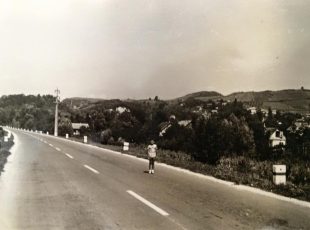 Autoput (danas Priobalna cesta) sa Podsusedom u pozadini, snimljeno u 50-im ili 60-im godinama. [FB]
