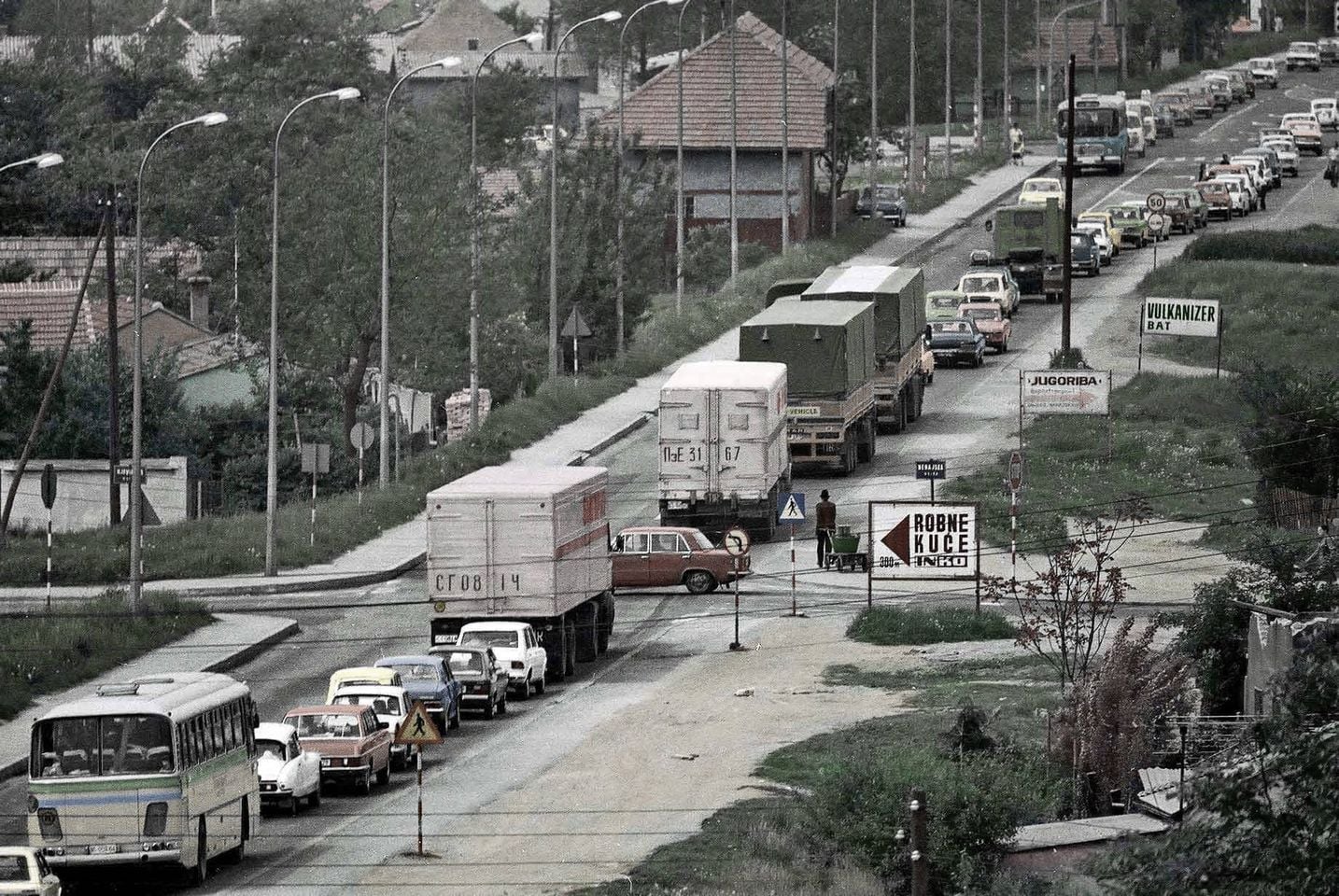 Ljubljanska cesta (danas Zagrebačka avenija) kod raskršća s Nehajskom i Ujevićevom ulicom, pogled u smjeru zapada, oko 1972. godine. [FB]