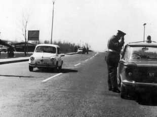 Milicijska kontrola vozila na Autoputu pred Jankomirskim mostom, snimljeno početkom 60-ih. [FB]