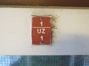 Znakovi nekih prošlih vremena - oznaka za ulaz u upravnu zgradu. [VR 2023.]