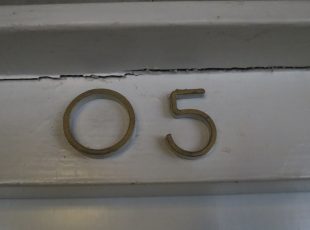 Znakovi nekih prošlih vremena - oznaka za prostoriju broj 5 u upravnoj zgradi. [VR 2023.]