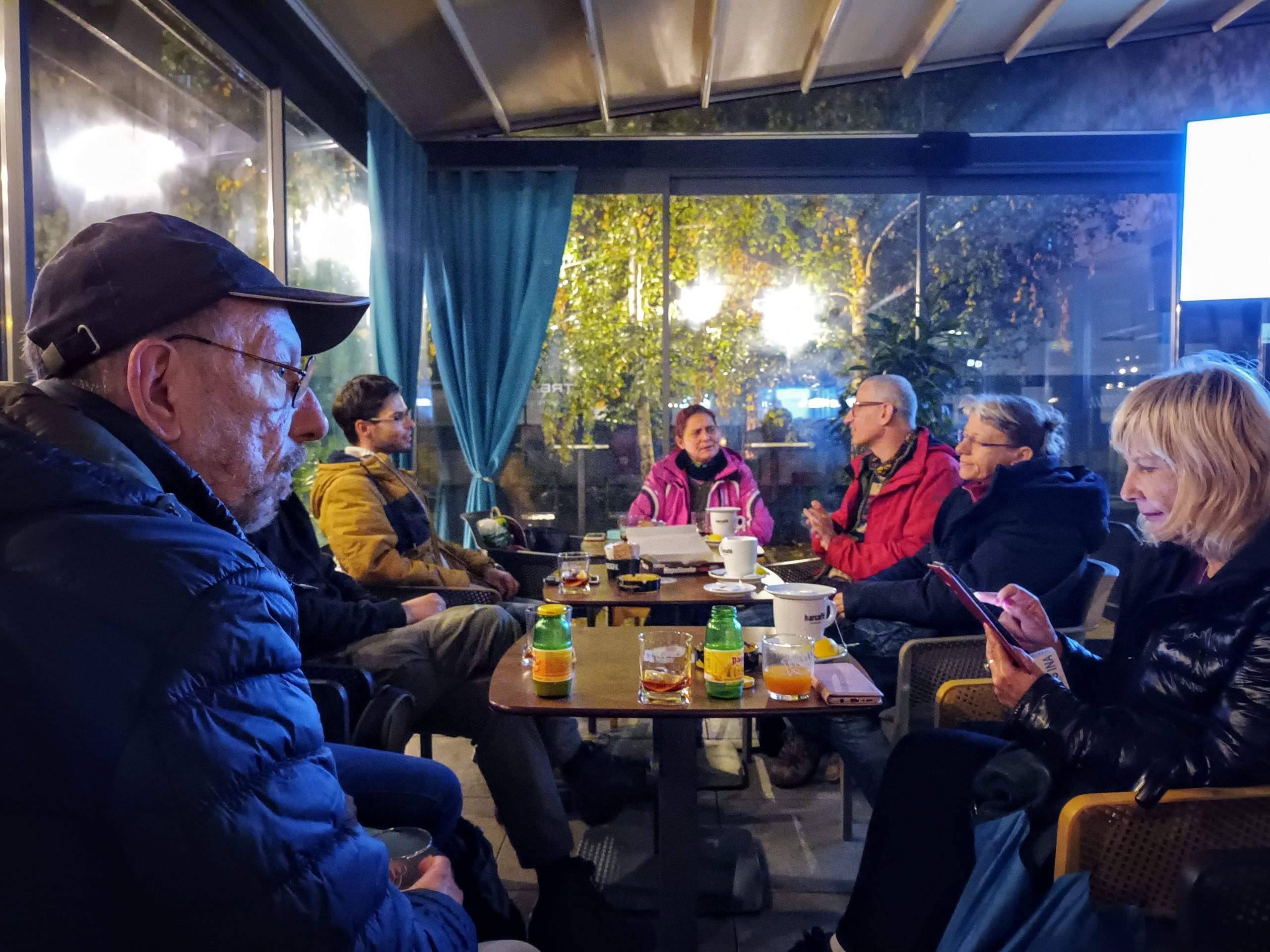 Razgovor u toplini caffe bara Trezor u Gradišćanskoj ulici po završetku šetnje. [SM 2022.]