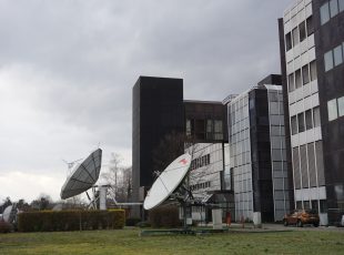 Satelitske antene ispred ulaza u zgradu kojima je HRT vezan sa službom odašiljanja signala i drugim televizijskim kućama. [DF 2023.]