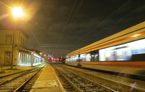 Prigradski vlak na ulasku u Zapadni kolodvor. [VR 2022.]