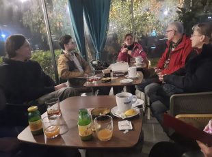Razgovor u toplini caffe bara Trezor u Gradišćanskoj ulici po završetku šetnje. [DF 2022.]