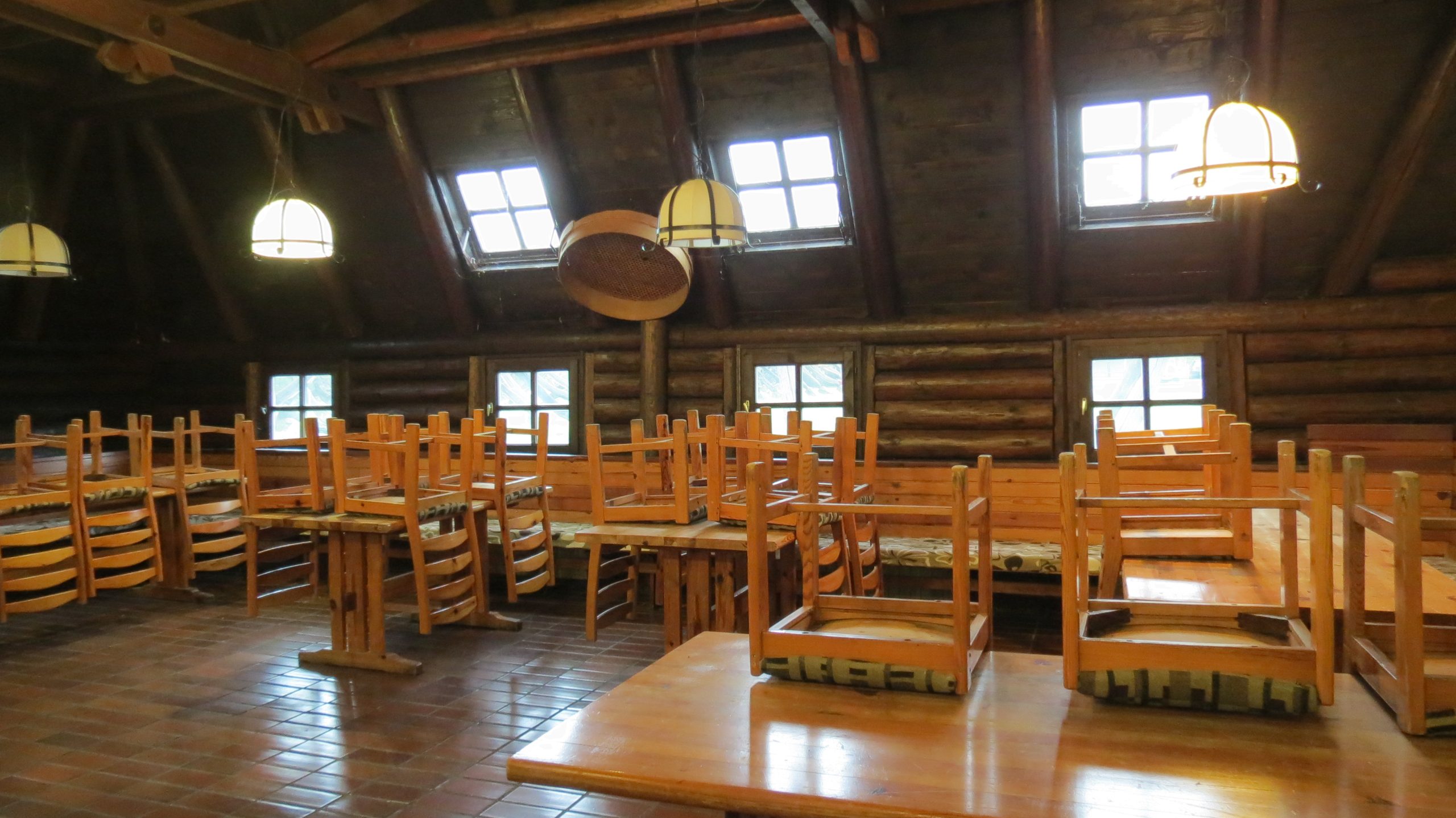 Jedan od gostinskih prostora u sada zatvorenom restoranu Plitvička kuća. [VR 2023.]
