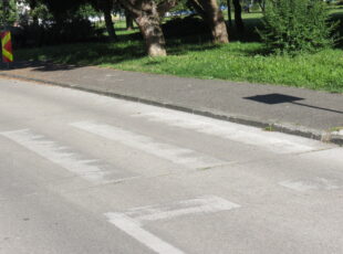Neprimjereno visoki rubnjak (cca 10 cm) na pješačkom prijelazu u Tijardovićevoj ulici (Prečko). [VR 2023.]