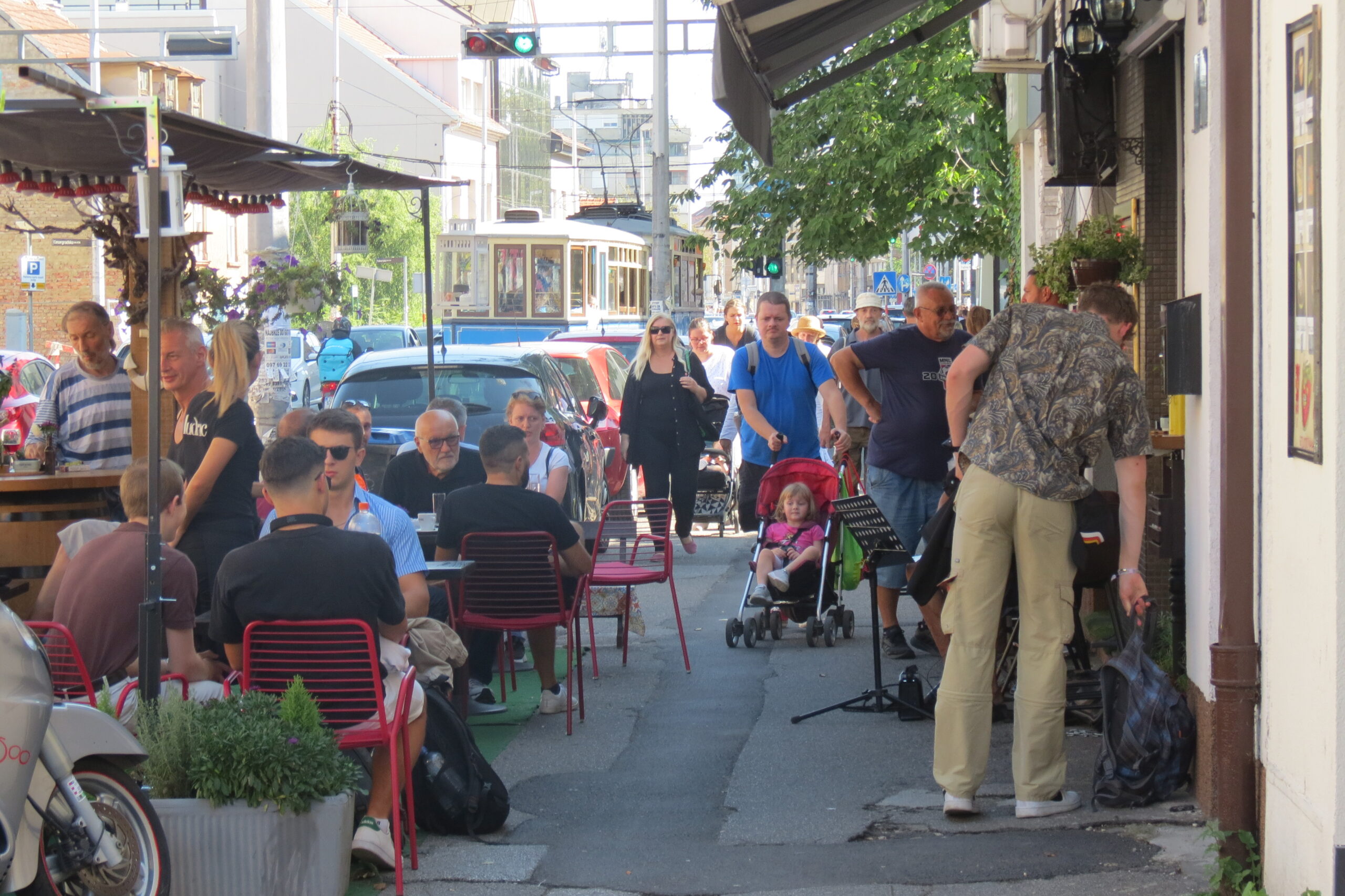 Subotnja špica ispred caffe bara Mudrac u Ozaljskoj ulici, šetnja, susreti, muzika - dobra atmosfera! [VR 2023.]