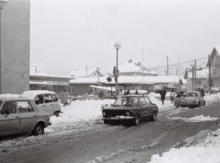 Čišćenje snijega na tržnici. [RG, iz perioda 1981. - 1985.]