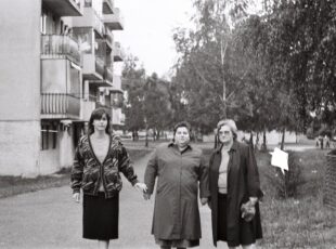 Šetnja stazom uz dječji vrtić, pored zgrada uz Matetićevu ulicu. [RG, iz perioda 1981. - 1985.]