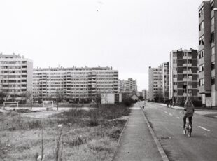 Tijardovićeva ulica i pogled na igralište na "Kocki". [RG, iz perioda 1981. - 1985.]