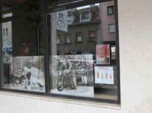 Izložba fotografija iz obiteljskih albuma Gordane Bakić u izlogu trgovine "Dirty Old Shop" u Tratinskoj 34. [VR 2023.]