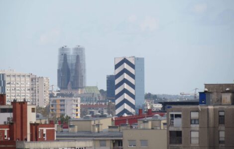 Detalj pogleda prema centru, lijevo iza zgrade hotela Zonar malo izviruje Ilički neboder. [VR 2023.]