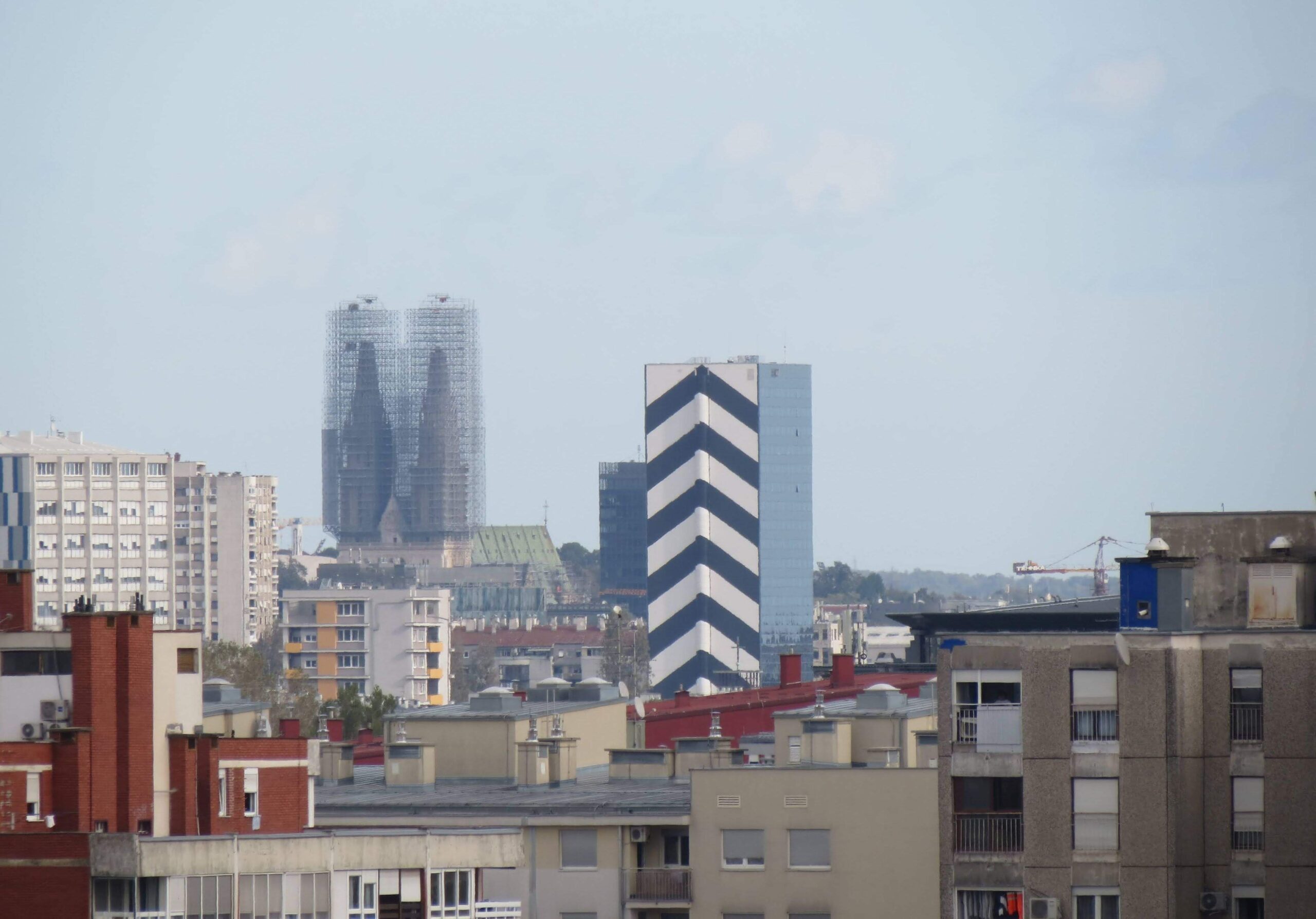 Detalj pogleda prema centru, lijevo iza zgrade hotela Zonar malo izviruje Ilički neboder. [VR 2023.]