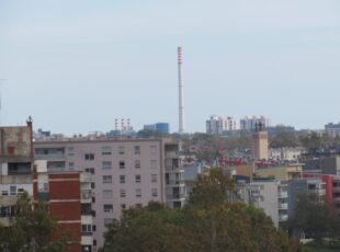 Pogled prema središtu Trešnjevke, desno od Toplane su neboderi na Novoj cesti, a ispred njih desno je toranj crkve u Vrbanima. [VR 2023.]