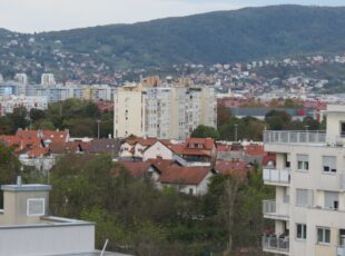 Obiteljske kuće zapadnog Prečkog (oko Bezdanske ulice), iza njih zgrada u Tijardovićevoj ulici. Desno od nje je Konzum Špansko, a posve iza zgrade zapadnog Španskog. [VR 2023.]
