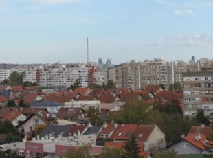 Pogled prema središtu grada preko zgrada u Odakovoj i Štefanićevoj ulici. Desno viri vrh poslovne zgrade Cibona. [VR 2023.]