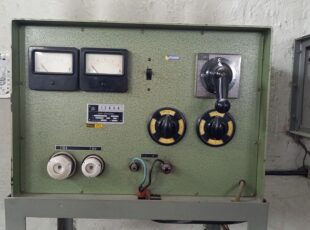 Stari električni uređaj ("Suhi usmernik"), proizvodnje Iskre iz Kranja, koji se nalazi uz agregat. [VR 2023.]