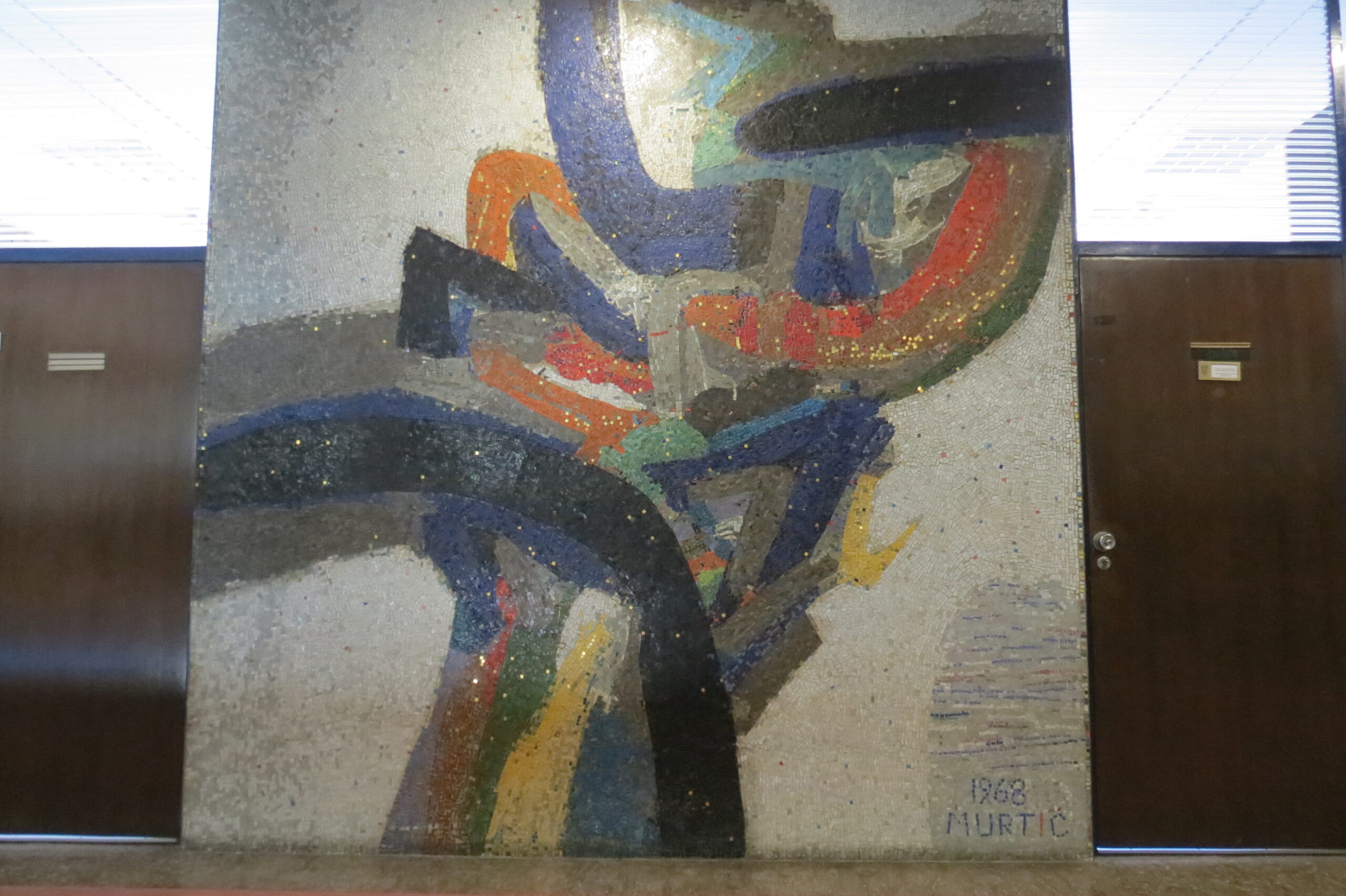 Mozaik Ede Murtića na prvom katu zgrade. [VR 2023.]