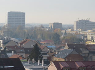 Upravna zgrada "Končara" je s lijeve strane, a ispred nje je niz kućica Ciglenice i zapadnog Pongračeva. [VR 2023.]